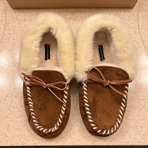 Saks Fifth Avenue faux fur fuzzy slippers size 7/8 Brand new
